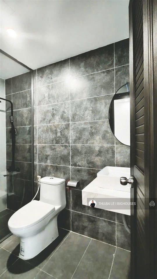 Hạ 2 tỷ bán gấp ! nhà mới đẹp 5m x 18m  vào ở ngay. hẻm 236/ điện biên phủ  sát quận 1 , nhà 3tst