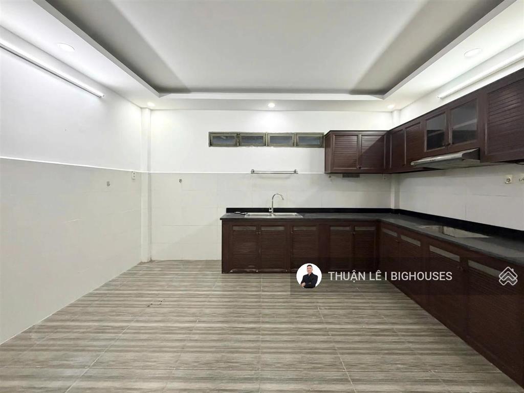Siêu phẩm (5m x18m) gần ngã tư phú nhuận. hẻm xe hơi thông hoàng văn thụ, 2 tầng tiện xd mới 4tst