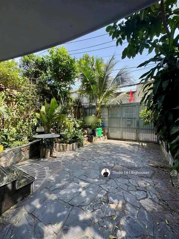 Có thang máy  ngang lớn 6,8m x 28m. hxh 6m khu phan đăng lưu & thích quảng đức. 4 tầng + sân vườn