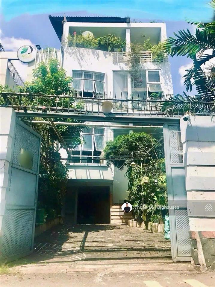 Có thang máy  ngang lớn 6,8m x 28m. hxh 6m khu phan đăng lưu & thích quảng đức. 4 tầng + sân vườn