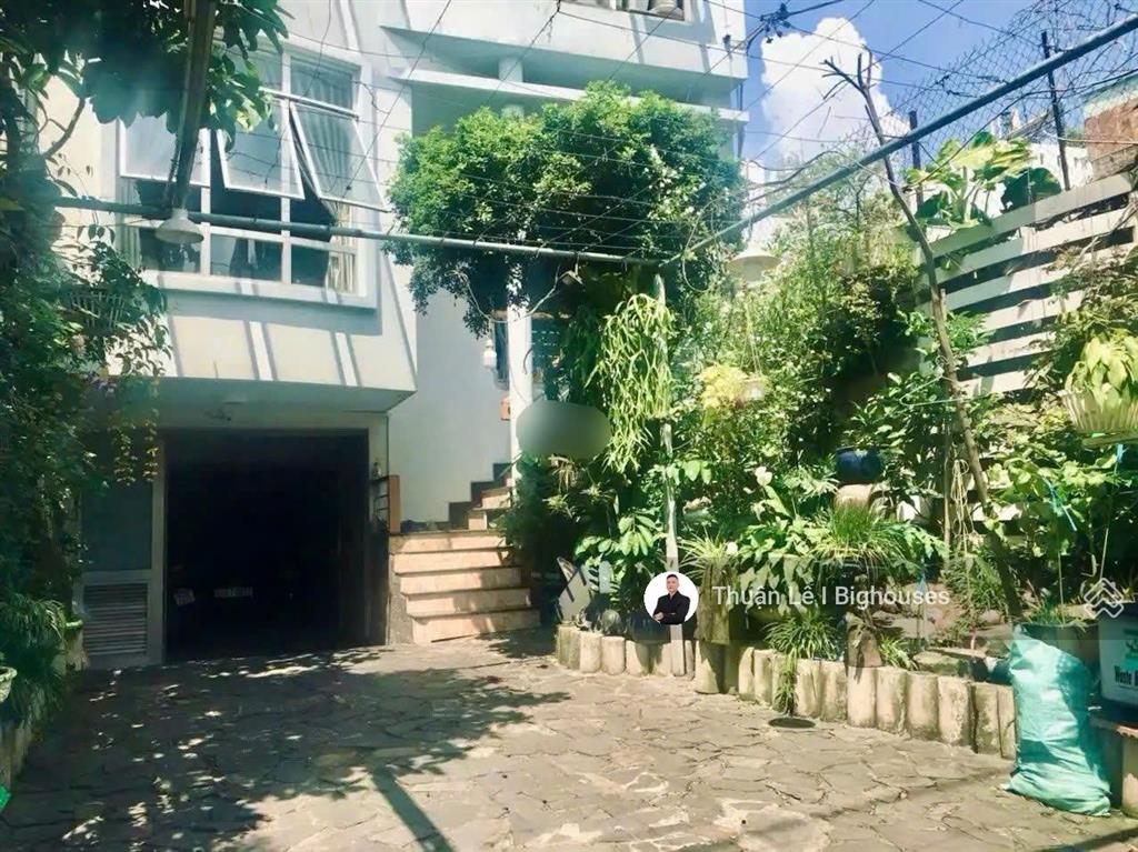 Có thang máy  ngang lớn 6,8m x 28m. hxh 6m khu phan đăng lưu & thích quảng đức. 4 tầng + sân vườn