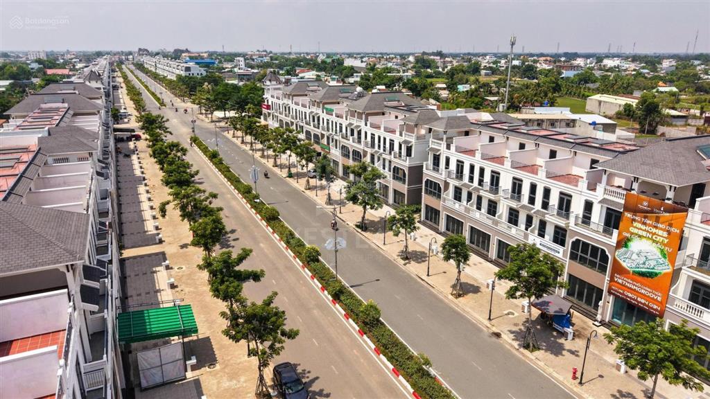 Bán gấp căn nhà ở tại vinhomes green city giá 4,7 tỷ, 70m2 đối diện công viên nước.  0899 884 ***