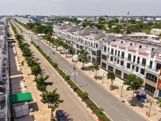 Bán gấp căn nhà ở tại vinhomes green city giá 4,7 tỷ, 70m2 đối diện công viên nước.  0899 884 ***