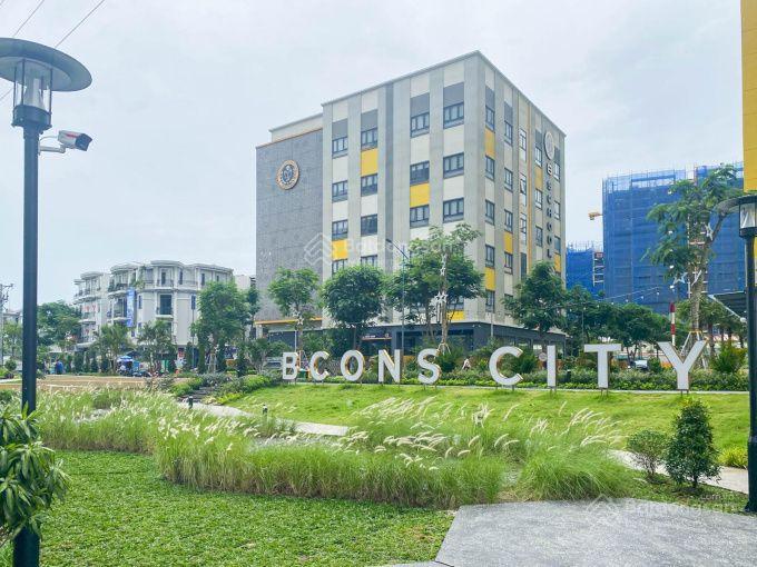 Căn hộ hướng đông nam, tầng 18, view hồ đá, làng đại học