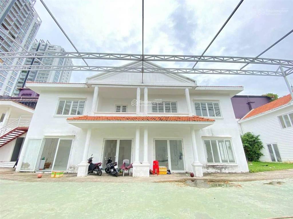 Bán biệt thự sân vườn khu compound thảo điền quận 2. dt  1260m2, giá 250 tỷ