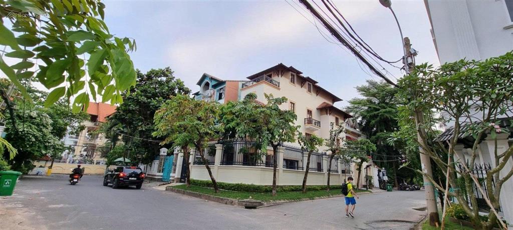 Bán biệt thự góc 2 mt sân vườn hồ bơi khu compound nguyễn văn hưởng tđ q2, dt 257m2, giá 82 tỷ