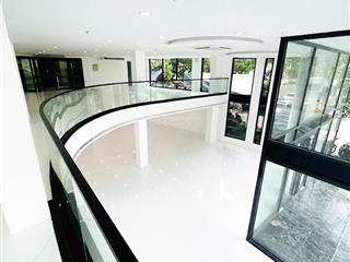 Cho thuê mbkd mặt phố cầu giấy, 720m2, lô góc, view kính, vỉa hè rộng, ô tô đỗ, bãi ô tô, 24/25