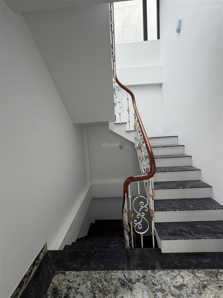 Cho thuê văn phòng lô góc mặt phố 150m2 giá 33tr/th, hầm xe, thang máy, hoạt động 24/24