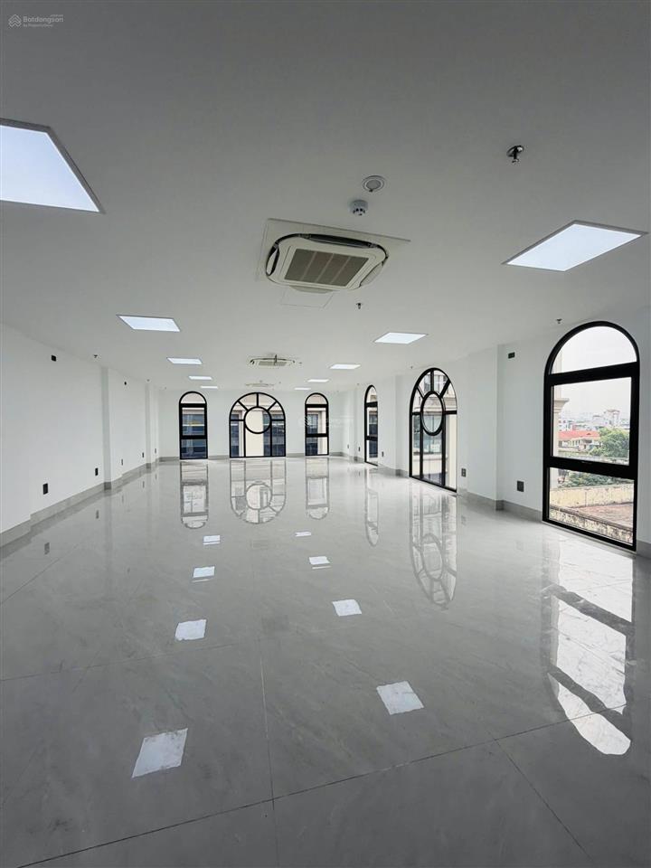 Cho thuê văn phòng lô góc mặt phố 150m2 giá 33tr/th, hầm xe, thang máy, hoạt động 24/24