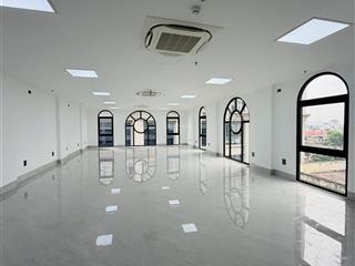 Cho thuê văn phòng lô góc mặt phố 150m2 giá 33tr/th, hầm xe, thang máy, hoạt động 24/24