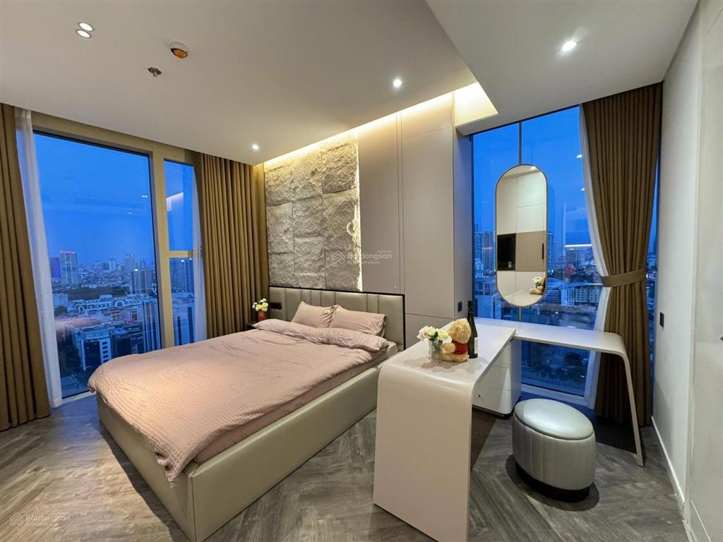 Cho thuê căn hộ 3 phòng ngủ, tầng 20 sunshine city