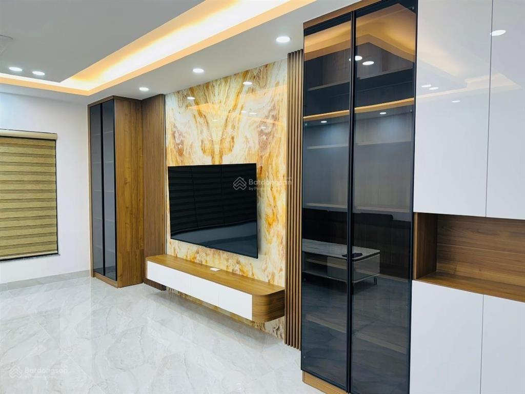 Hiếm .nhà đẹp bát khối  6 tầng gara oto  kinh doanh  gần chợ ,trường  ngõ thông thoáng
