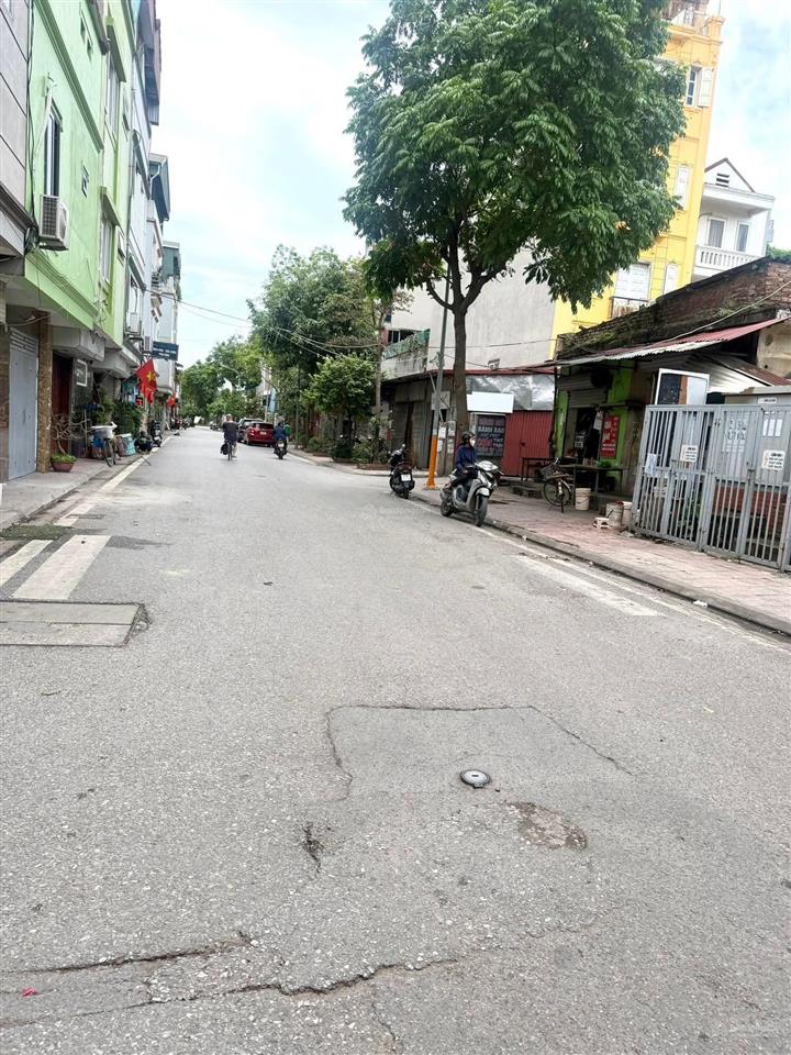 Bán nhà ngô gia tự việt hưng hn  30m 6 tầng thang máy  ô tô đỗ cửa  gần trường gần chợ .