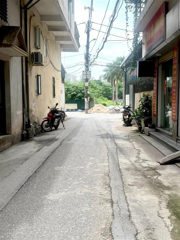 Bán nhà ngô gia tự việt hưng hn  30m 6 tầng thang máy  ô tô đỗ cửa  gần trường gần chợ .