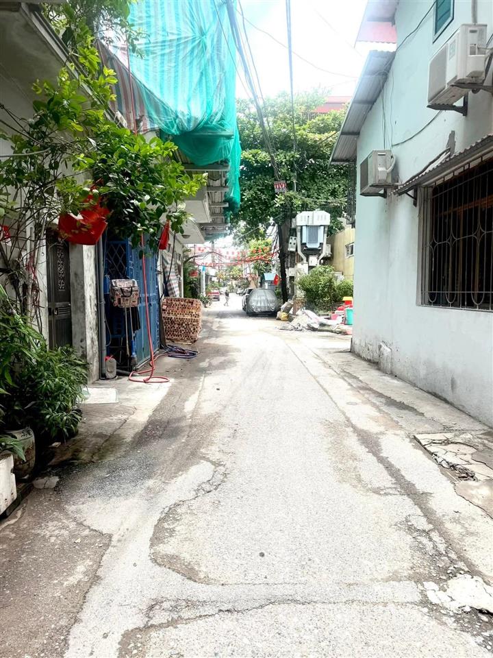 Bán nhà ngô gia tự việt hưng hn  30m 6 tầng thang máy  ô tô đỗ cửa  gần trường gần chợ .