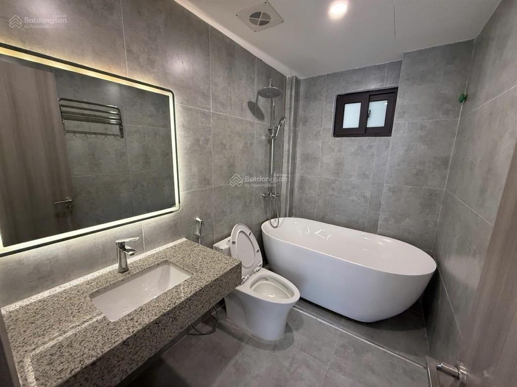 Siêu phẩm bát khối long biên  7 tầng oto 7 chỗ vào nhà full nội thất  đủ công năng gia đình lớn