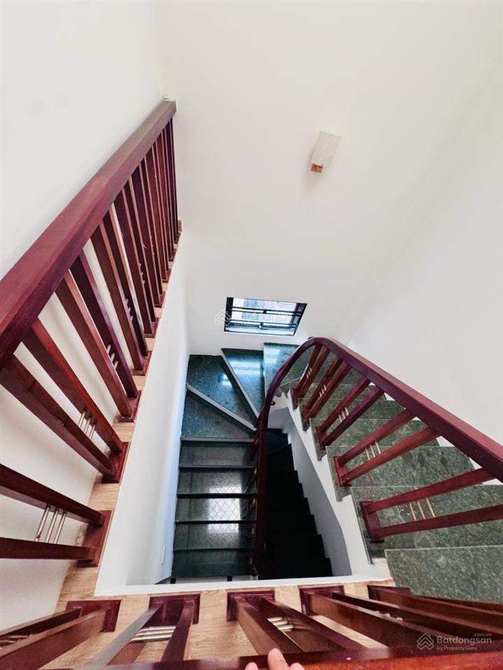 Nhà thịnh hào, dt 40m2. 6 tầng, mặt ngõ ô tô tránh. lô góc  kinh doanh