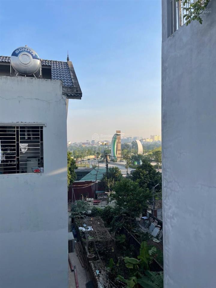 Nhà ngọc thuỵ 6 tầng thang máy