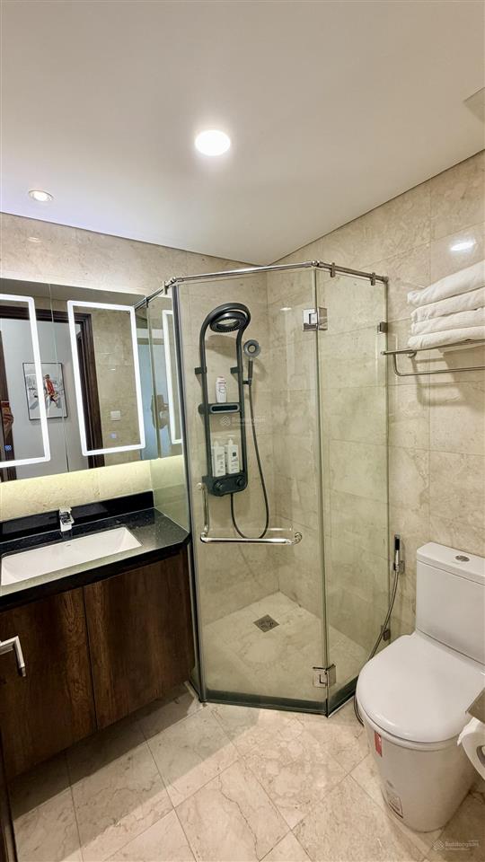 Siêu hiếm, bán căn hộ 2pn + 2wc 78m2 +1 parking oto, có sổ hồng, đủ nội thất mới, dọn vào ở ngay