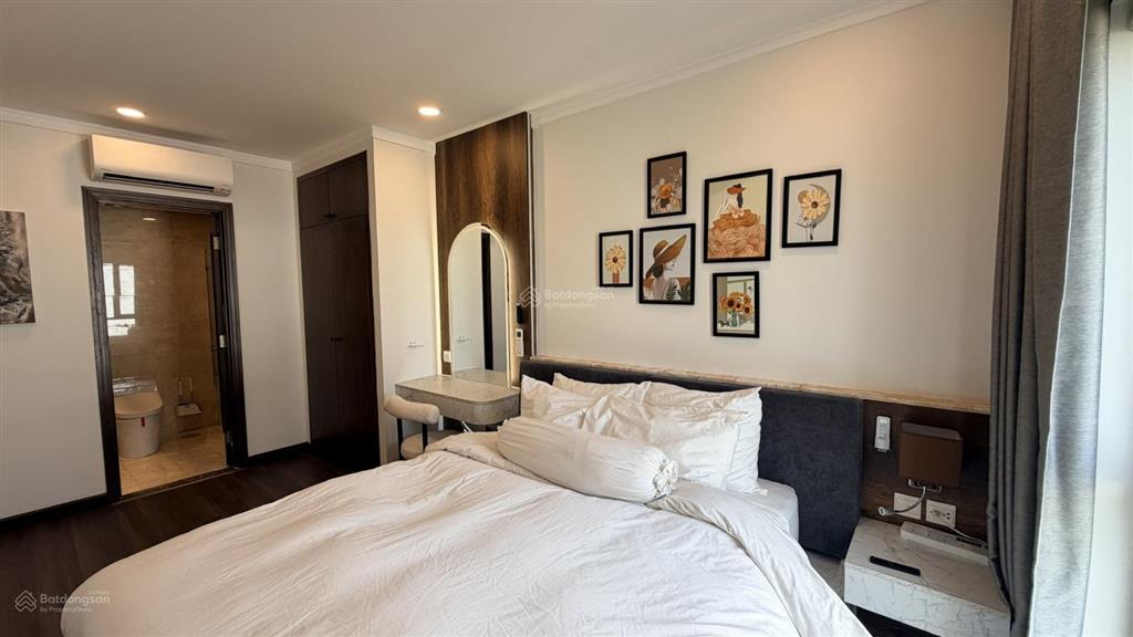 Siêu hiếm, bán căn hộ 2pn + 2wc 78m2 +1 parking oto, có sổ hồng, đủ nội thất mới, dọn vào ở ngay