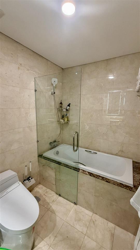 Siêu hiếm, bán căn hộ 2pn + 2wc 78m2 +1 parking oto, có sổ hồng, đủ nội thất mới, dọn vào ở ngay