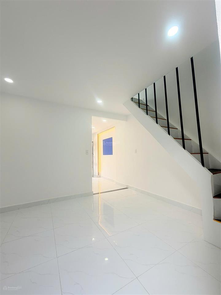 Nhà bán ngay chợ 1 trệt 1 lầu 2pn mặt tiền oto