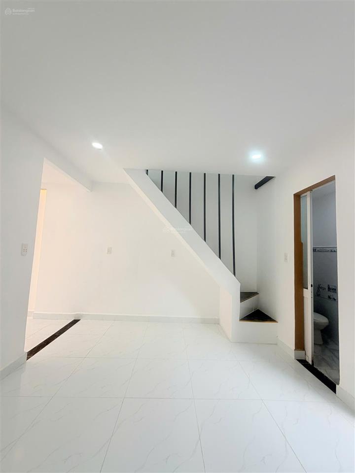 Nhà bán ngay chợ 1 trệt 1 lầu 2pn mặt tiền oto