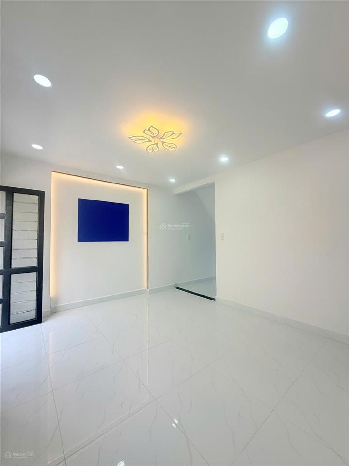 Nhà bán ngay chợ 1 trệt 1 lầu 2pn mặt tiền oto