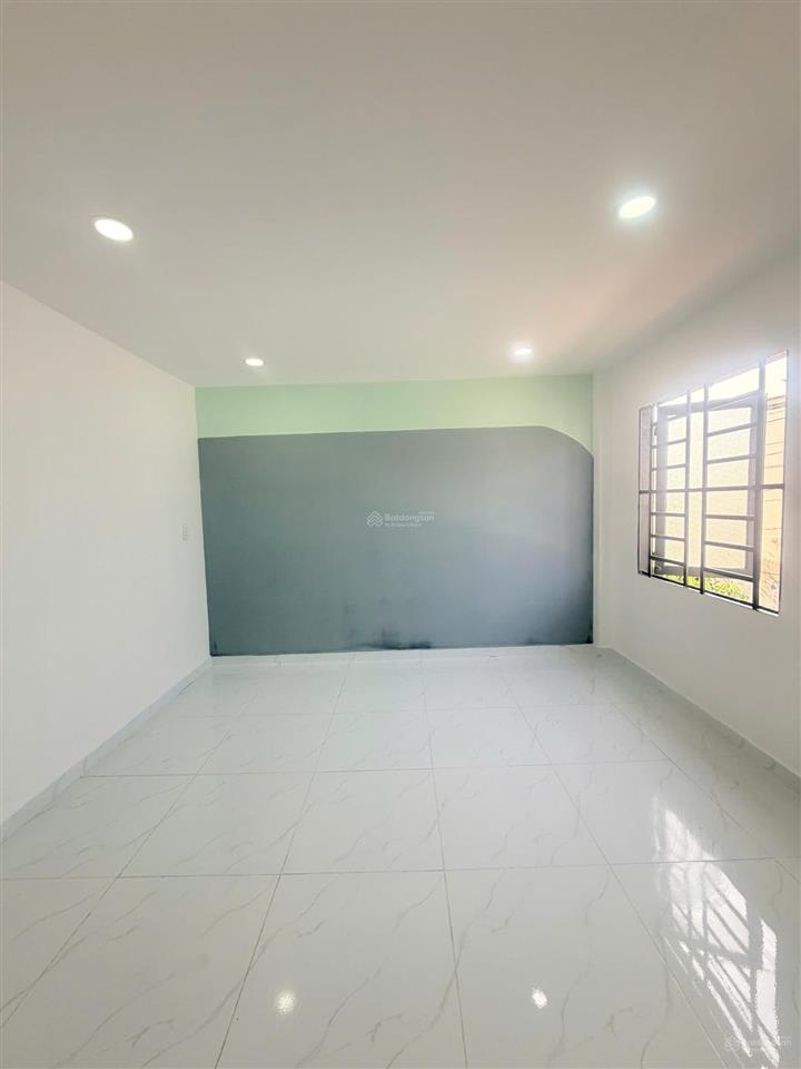 Nhà bán ngay chợ 1 trệt 1 lầu 2pn mặt tiền oto