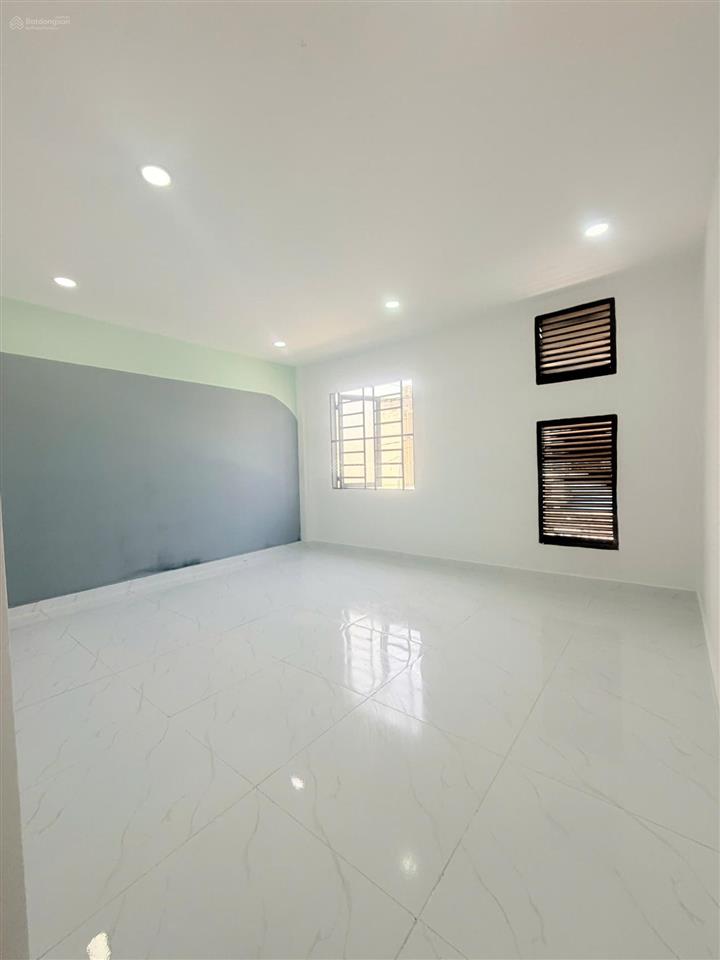 Nhà bán ngay chợ 1 trệt 1 lầu 2pn mặt tiền oto