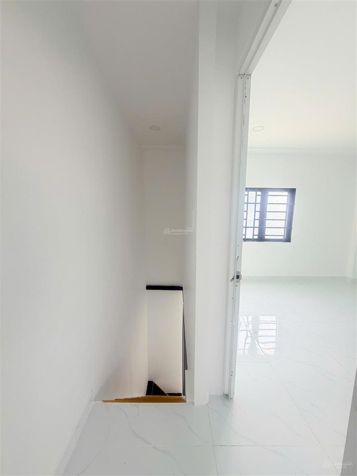 Nhà bán ngay chợ 1 trệt 1 lầu 2pn mặt tiền oto