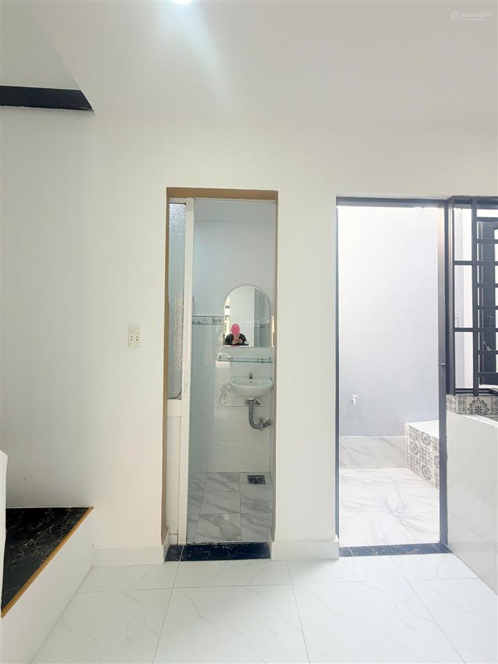 Nhà bán ngay chợ 1 trệt 1 lầu 2pn mặt tiền oto