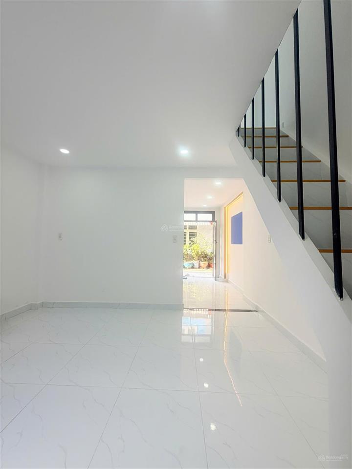 Nhà bán ngay chợ 1 trệt 1 lầu 2pn mặt tiền oto