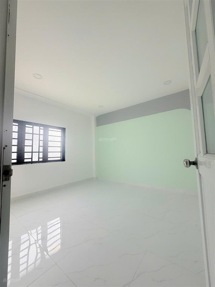 Nhà bán ngay chợ 1 trệt 1 lầu 2pn mặt tiền oto