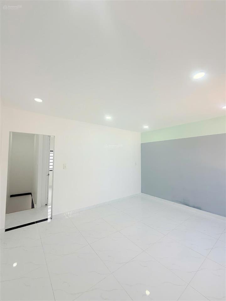 Nhà bán ngay chợ 1 trệt 1 lầu 2pn mặt tiền oto