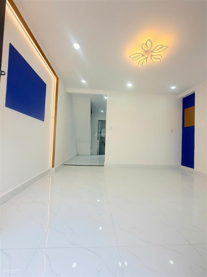 Nhà bán ngay chợ 1 trệt 1 lầu 2pn mặt tiền oto