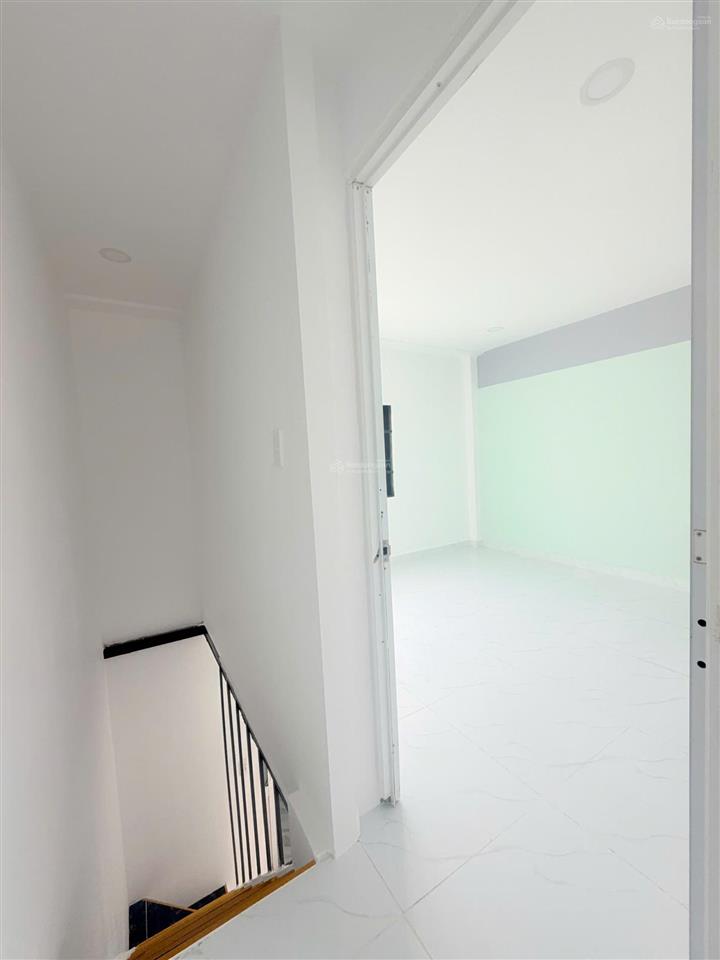 Nhà bán ngay chợ 1 trệt 1 lầu 2pn mặt tiền oto