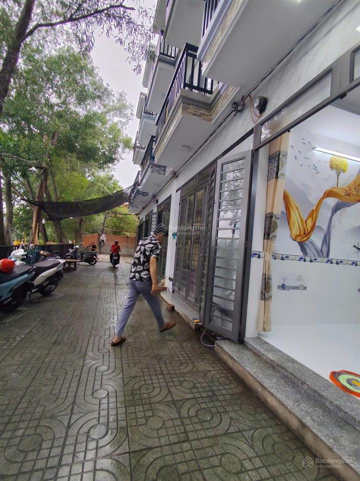 Bán nhà kiên cố hẻm xe hơi 800tr 1 trệt 2 lầu view hồ