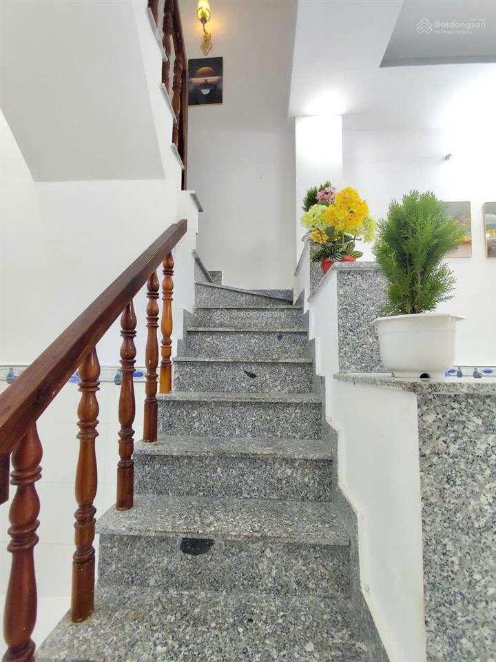 Bán nhà kiên cố hẻm xe hơi 800tr 1 trệt 2 lầu view hồ