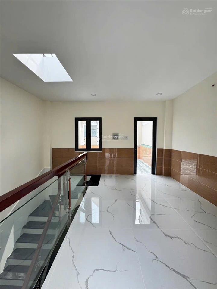 3 tỷ hơn là căn nhà 4 tầng cần bán xe hơi ngay cửa liền kề nhà bè sát đường 826c gần phú mỹ hưng