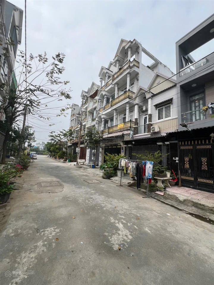 3 tỷ hơn là căn nhà 4 tầng cần bán xe hơi ngay cửa liền kề nhà bè sát đường 826c gần phú mỹ hưng