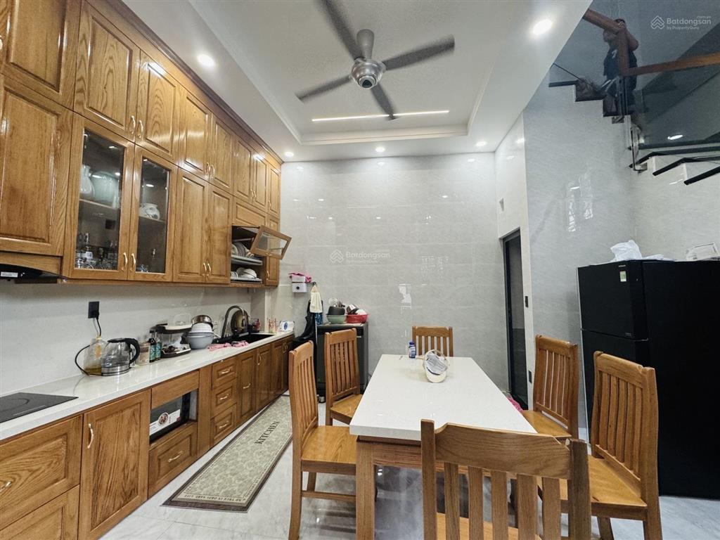 Nhà mới nội thất xịn sò, chỉ xách vali vào ở luôn  đường 102 lã xuân oai gần chợ tăng nhơn phú a.