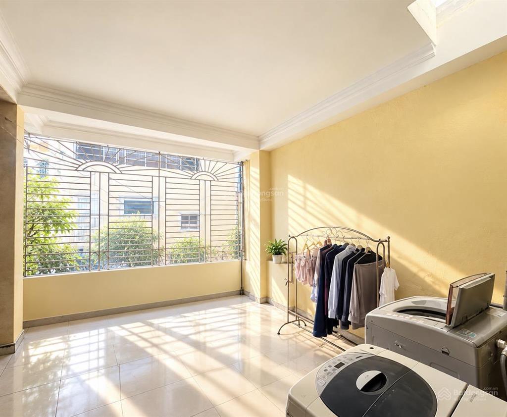 Ngõ 106 hoàng quốc việt 42m2 mt 3.8m 5 tầng 15 tỷ oto đỗ cổng chạy vòng quanh thang máy chờ