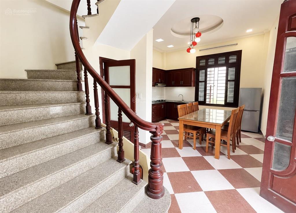 Ngõ 106 hoàng quốc việt 42m2 mt 3.8m 5 tầng 15 tỷ oto đỗ cổng chạy vòng quanh thang máy chờ