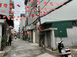 Long biên. ngõ ô tô tránh. mặt tiền rộng. thửa đất vuông vắn xây ccmn hoặc nhà ở đều đẹp.