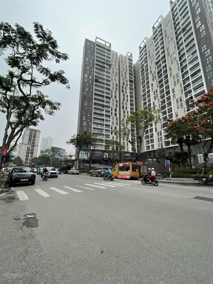 Mặt phố 3 mặt thoáng, vị trí đẹp nhất. phía trước là vườn hoa, phía sau là hồ. cho thuê 1.2 tỷ năm