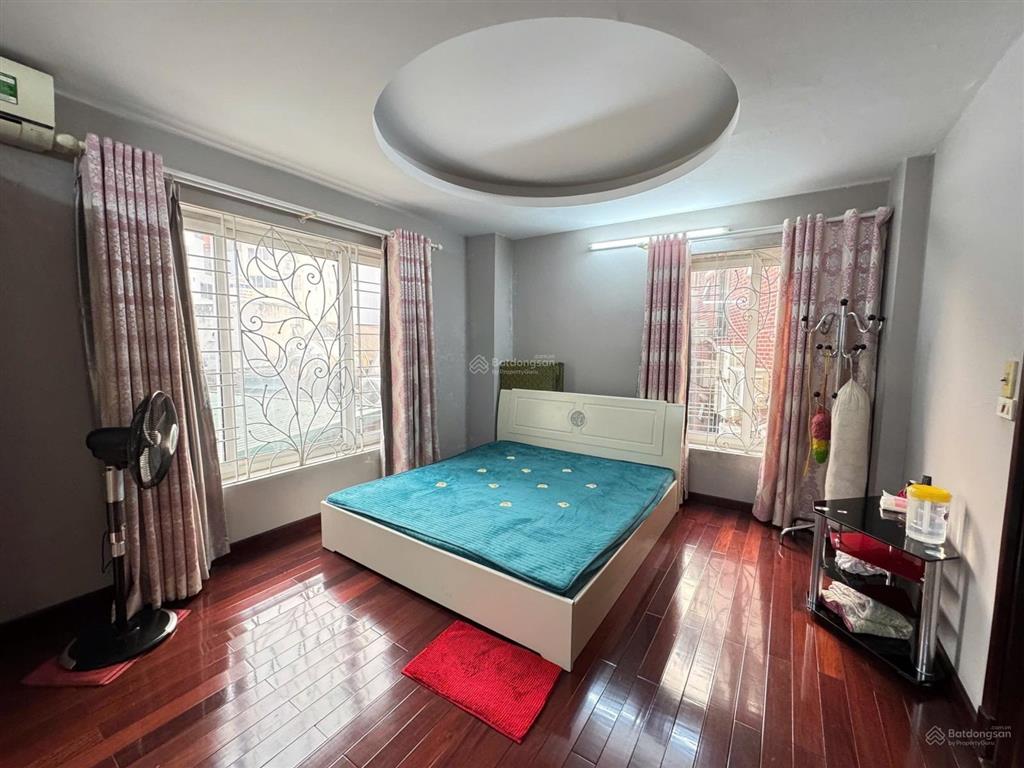 Lô góc  cách 10m ra mặt phố  mặt ngõ oto tránh  kinh văn phòng rất phù hợp.