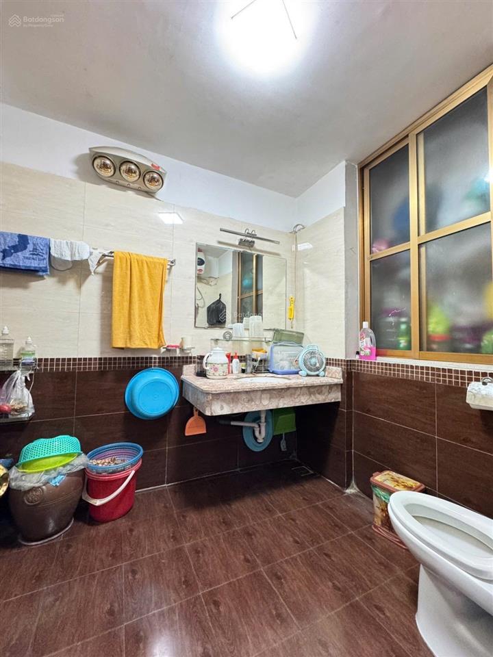 Lô góc  cách 10m ra mặt phố  mặt ngõ oto tránh  kinh văn phòng rất phù hợp.