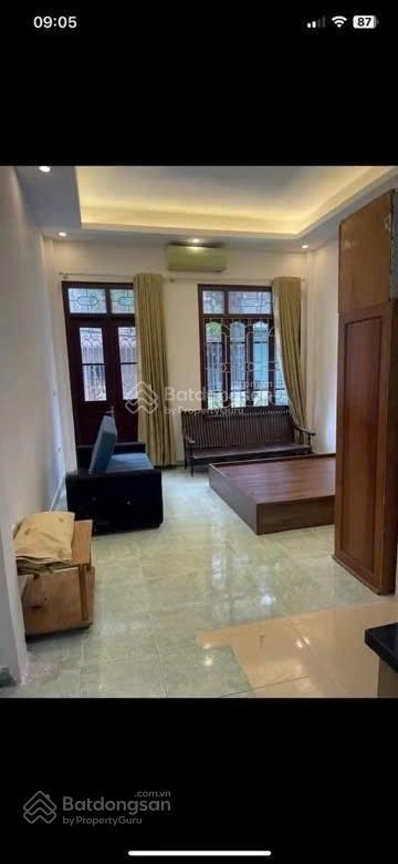 Lô góc  cách 10m ra mặt phố  mặt ngõ oto tránh  kinh văn phòng rất phù hợp.