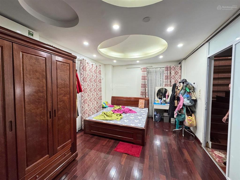 Lô góc  cách 10m ra mặt phố  mặt ngõ oto tránh  kinh văn phòng rất phù hợp.